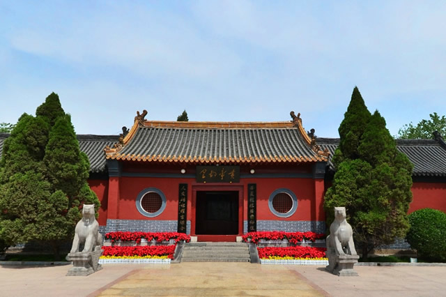 郑州外地人来旅游必去的十大景点上榜的有： 少林寺嵩山郑州方特欢乐世界